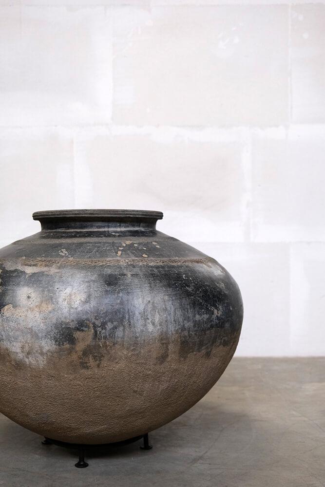 Large Clay Pot on Iron Stand – Earthbound Elegance