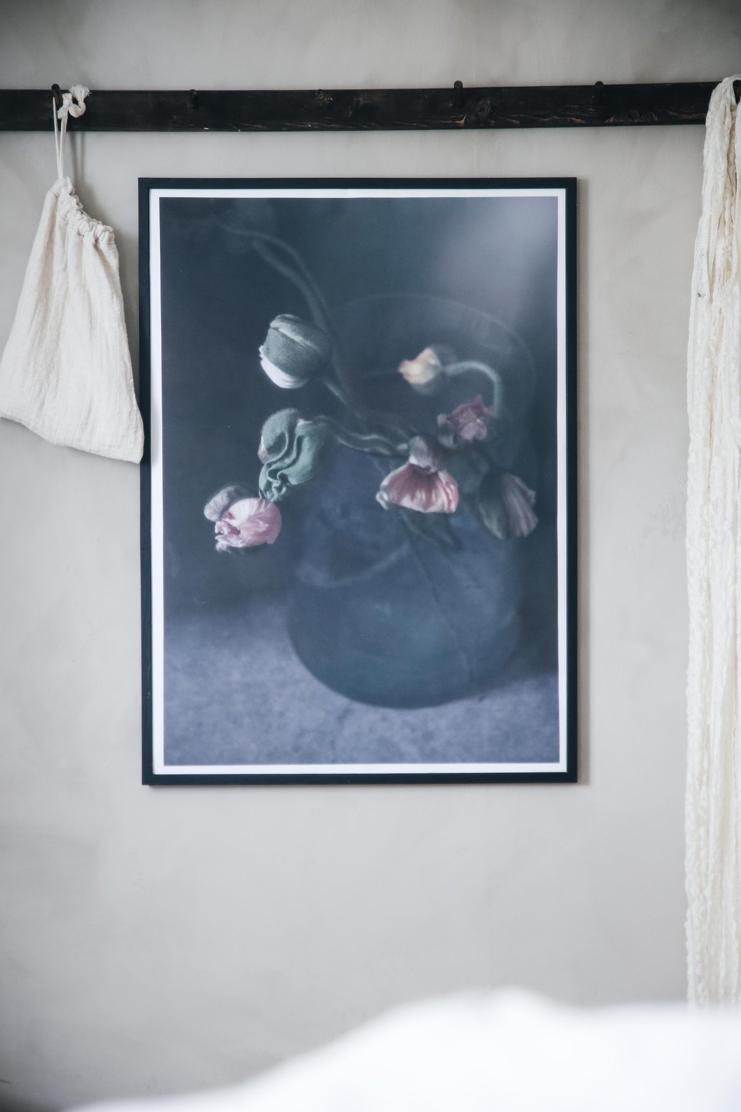 Komorebi – Poppy in petrolium vase