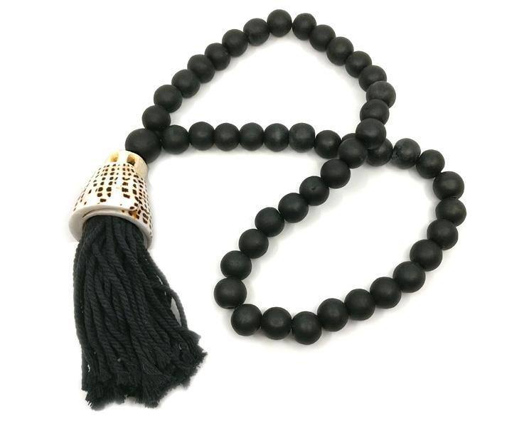 Necklace with large shell - BLACK