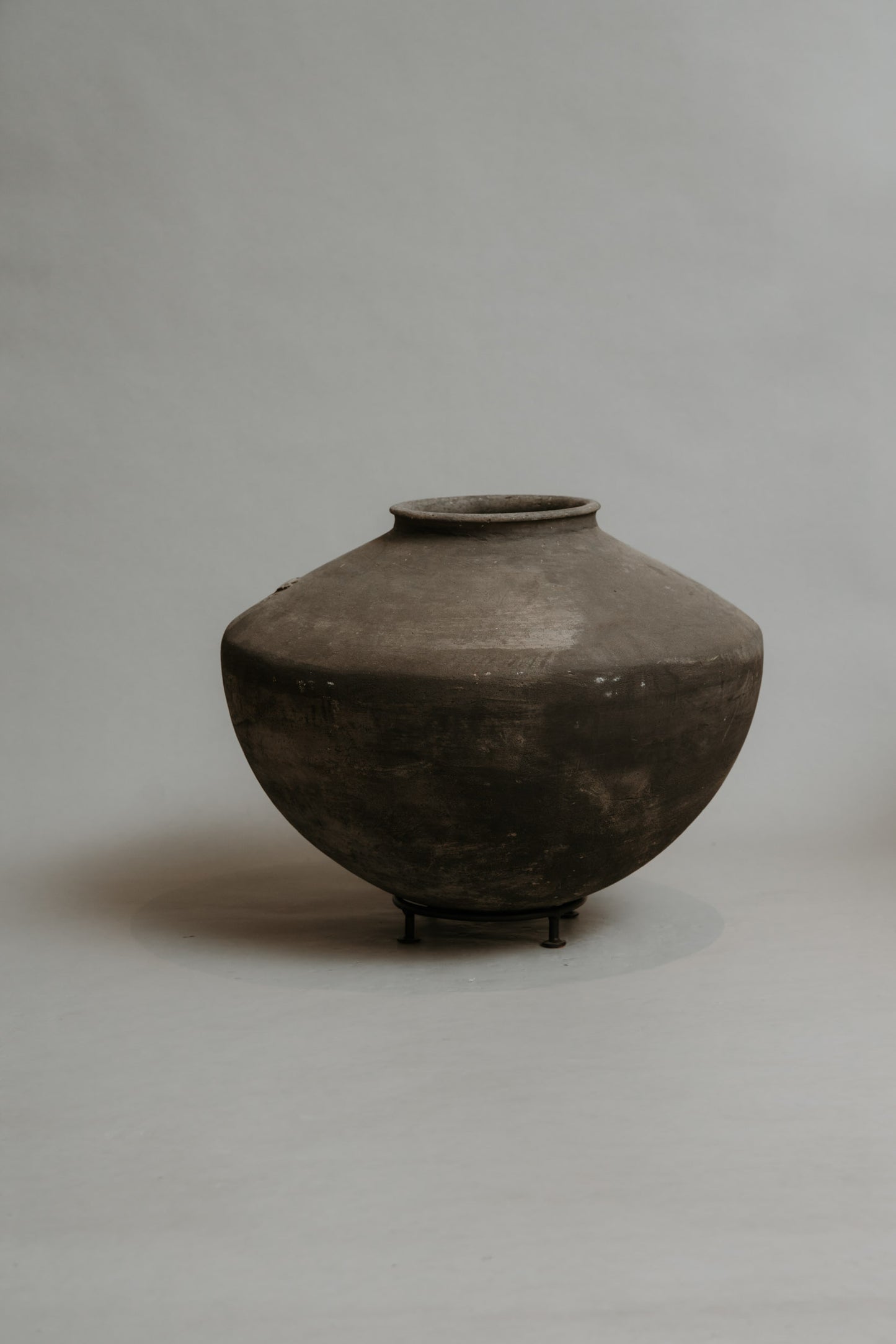 Large Clay Pot on Iron Stand – Earthbound Elegance