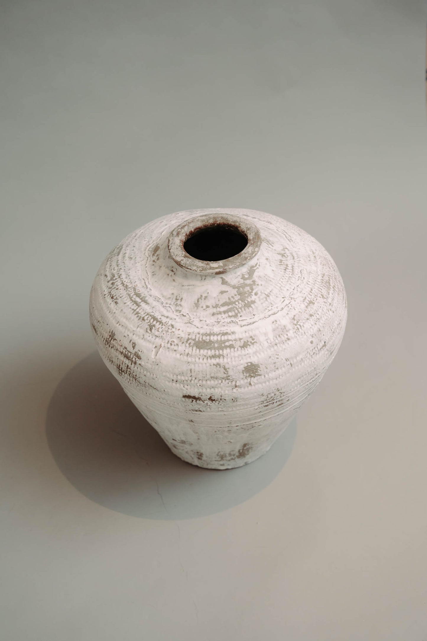 Vintage Chinese Urn – Time-Worn Beauty